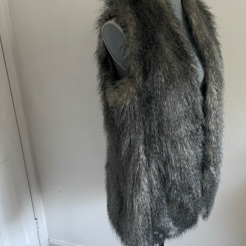 Express Faux Fur Vest. Size Small - Picture 4 of 15